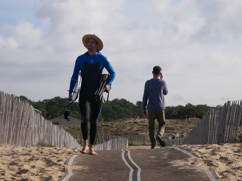 oh! un touriste qui pense à son copain au pied cassé! comme il va être bien pour prendre des photos! Y'en qui m'ont regardé bizarrement en montant la dune / P1020624.JPG P1020624.JPG